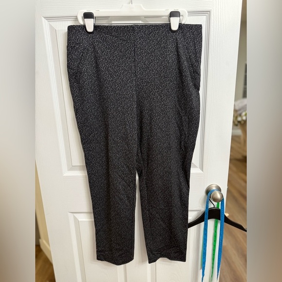 Fabulously Slimming Pants By Chico’s Grey Black Animal Leopard Print Size 2.5 L - Picture 1 of 5